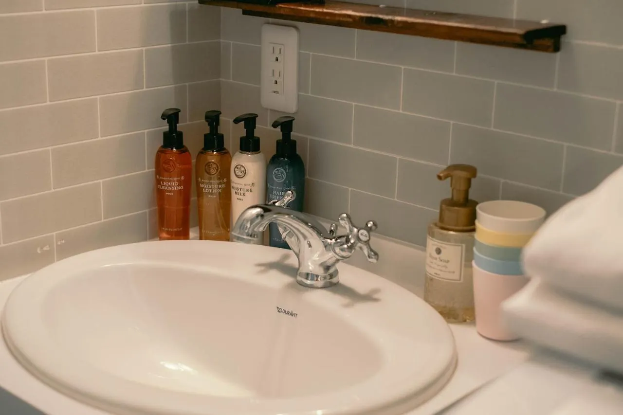 7 Rooms Hotel & Cafe - 30Mins From Disneyland طوكيو 2*,