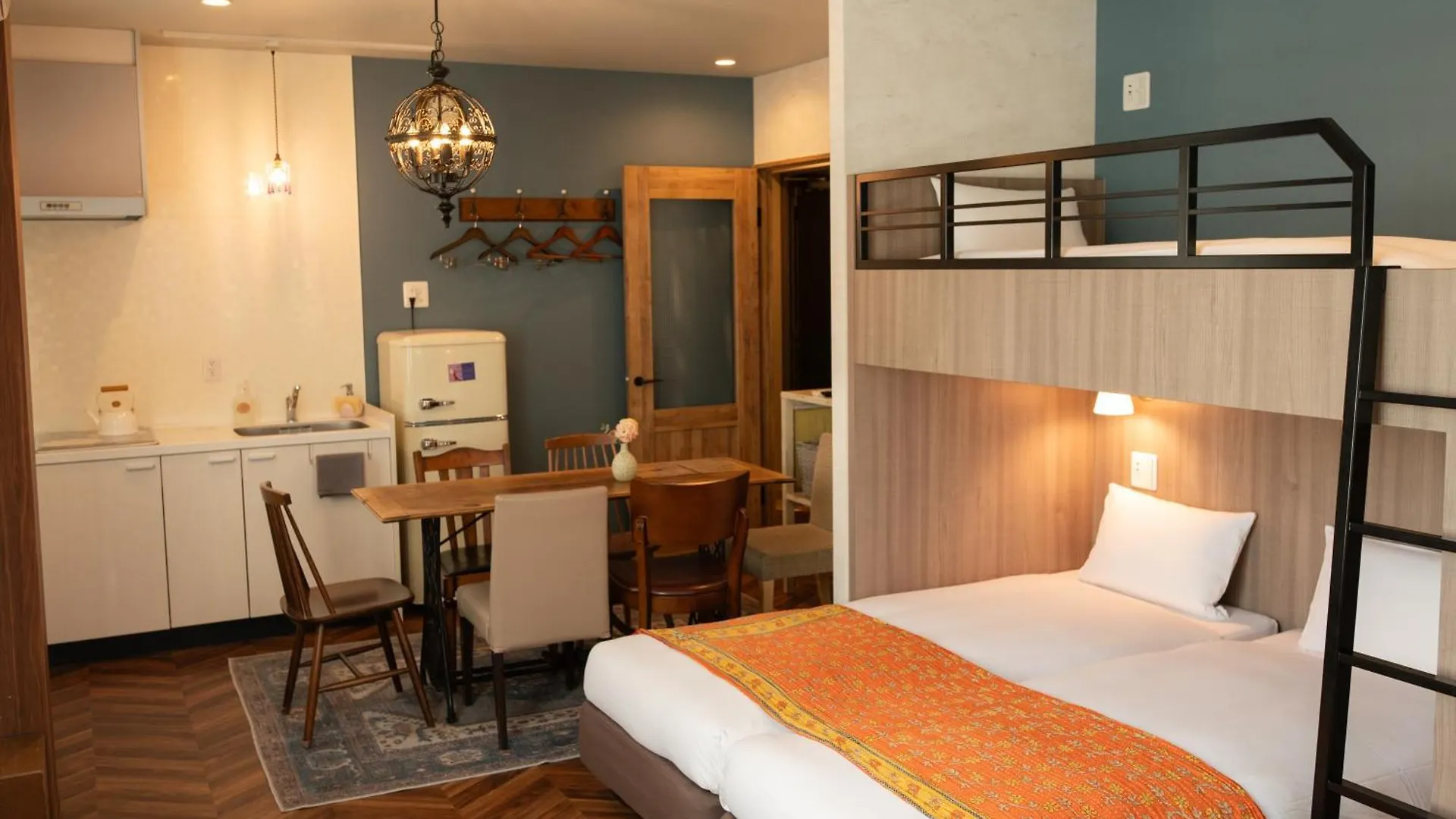 **  7 Rooms Hotel & Cafe Tokyo Japan